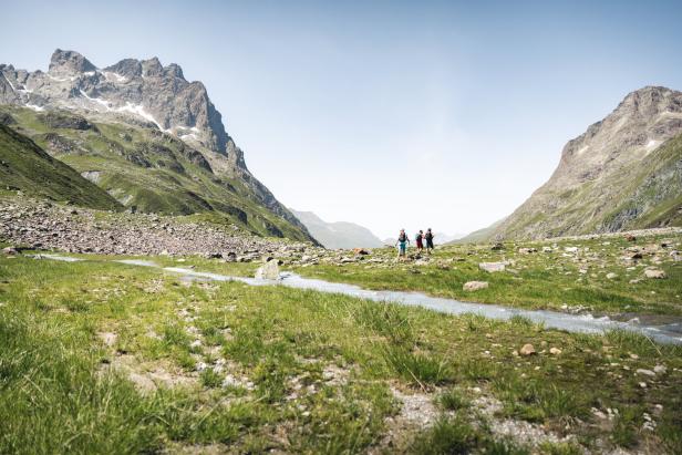 Von St. Anton erreicht man in etwa  drei Stunden Gehzeit über das Fasultal die Konstanzerhütte. 