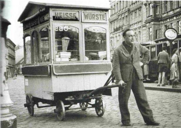 Leopold Mlynek mit seinem mobilen Würstelstand, heute steht der „Leo“ in Wien-Alsergrund 