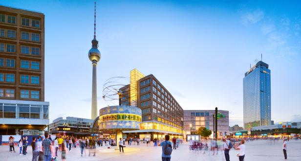 Berliner Fernsehturm und Weltzeituhr am Alexanderplatz