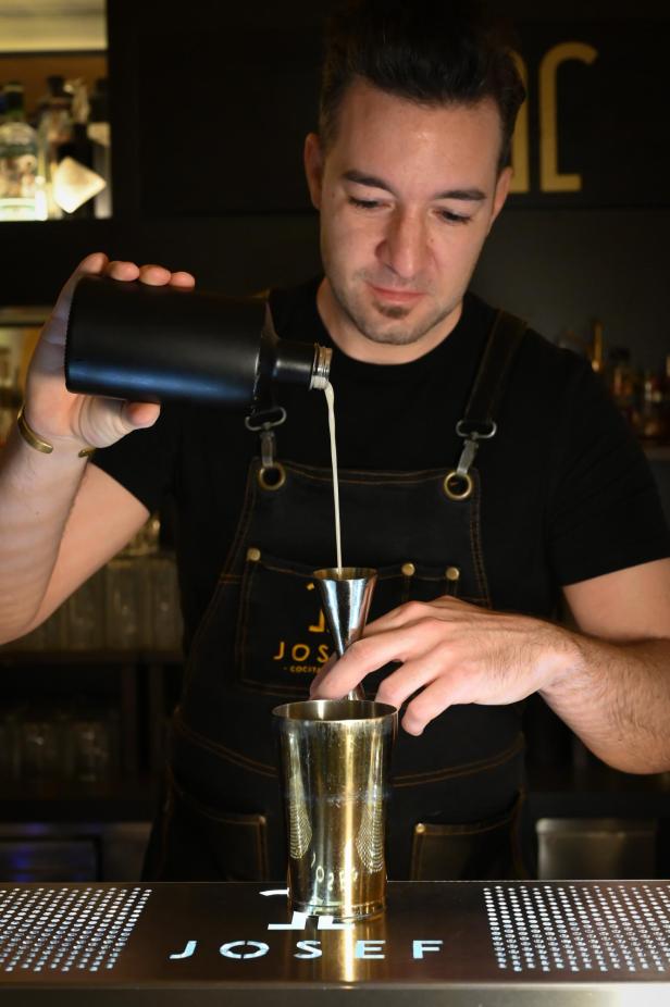 Barkeeper Kristof Urascs