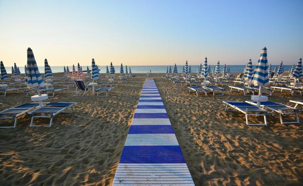 Early,Morning,On,The,Still,Deserted,Beach