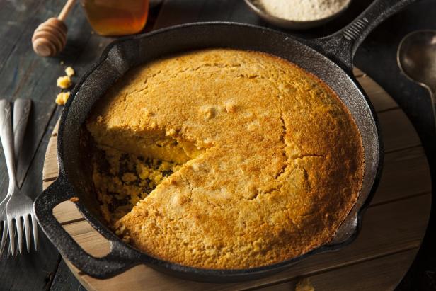 hausgemachtes Maisbrot im Stil der Südstaaten USA, Cornbread