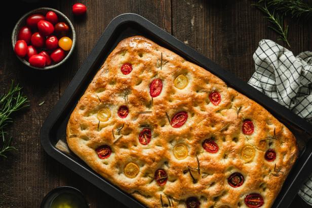 italienisches focaccia brot auf einem blech mit tomaten