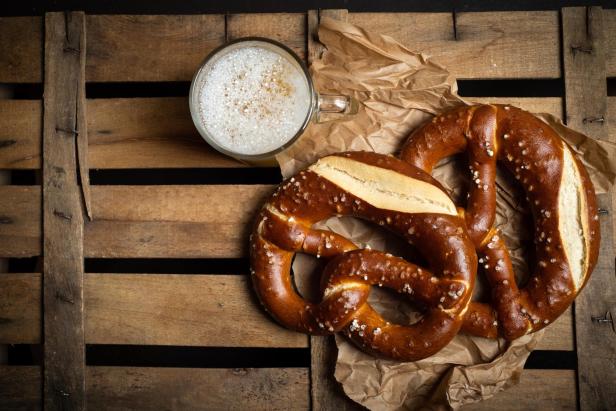 deutsche Brezeln auf einem Holztisch mit Bier