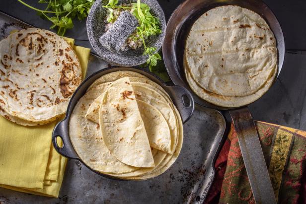 mexikanische tortilla in der Pfanne