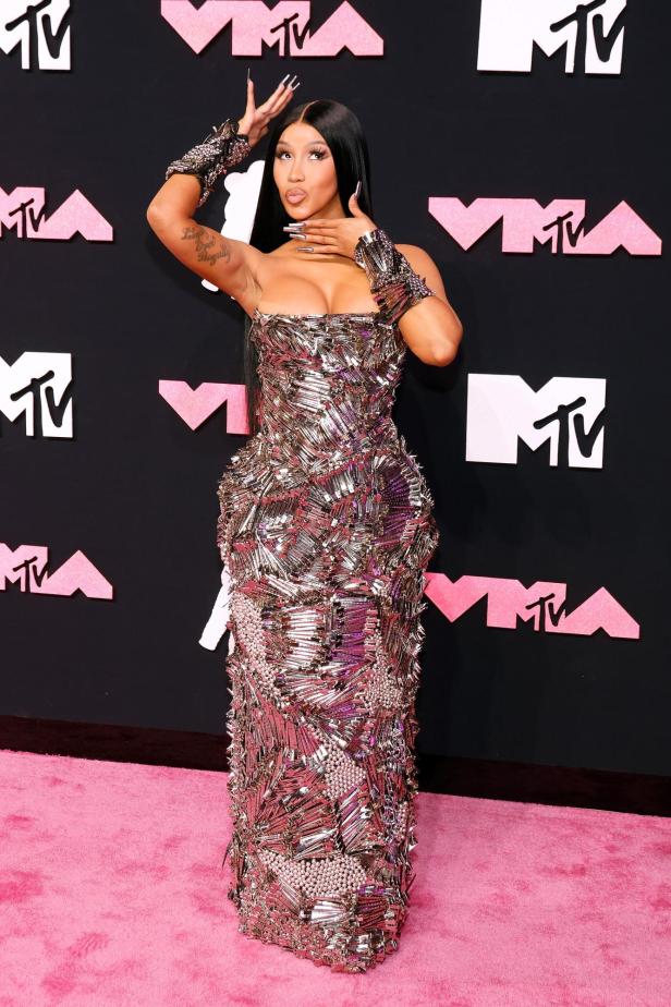 Cardi B auf den VMAs in einem silbernen Metall-Kleid