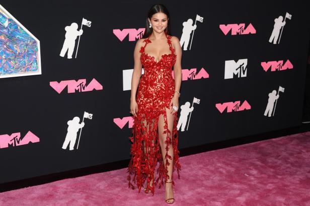 Selena Gomez auf den VMAs in einem roten Kleid mit Blumenapplikationen 