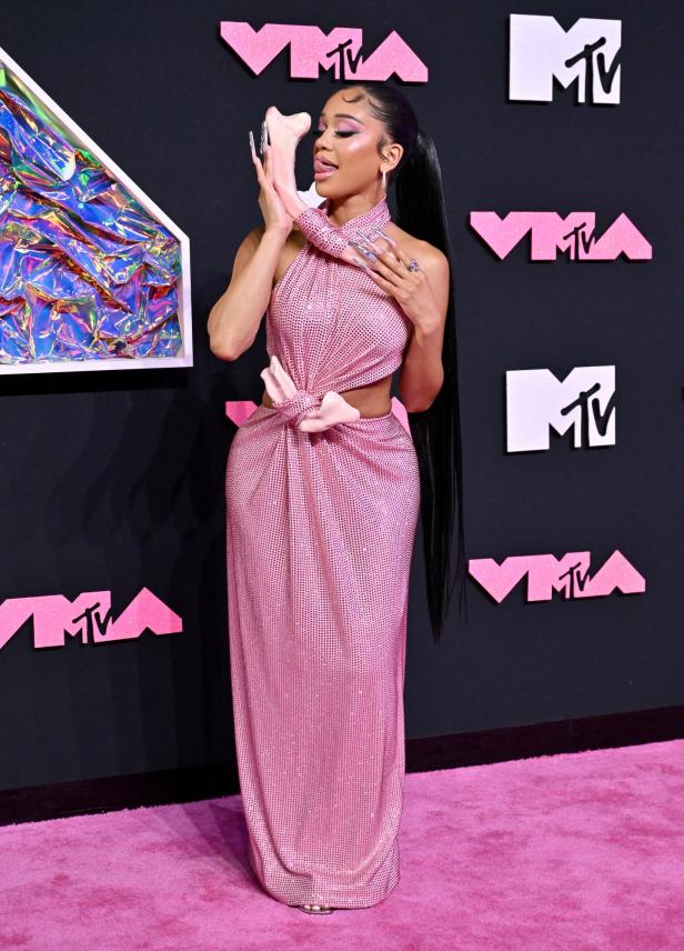 Saweetie bei den VMAs in einem pinken Kleid mit 2 Knochen