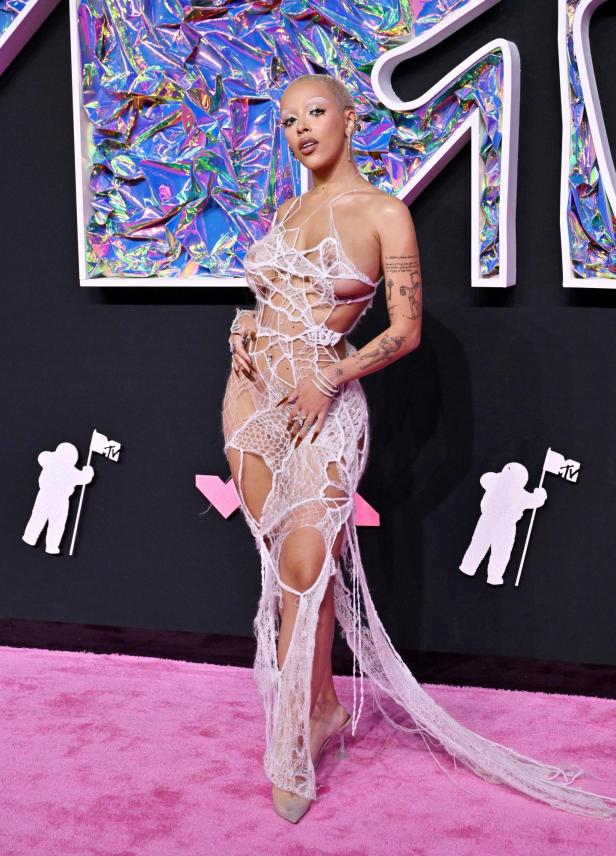 Doja Cat auf den VMAs trägt Spinnweben Kleid