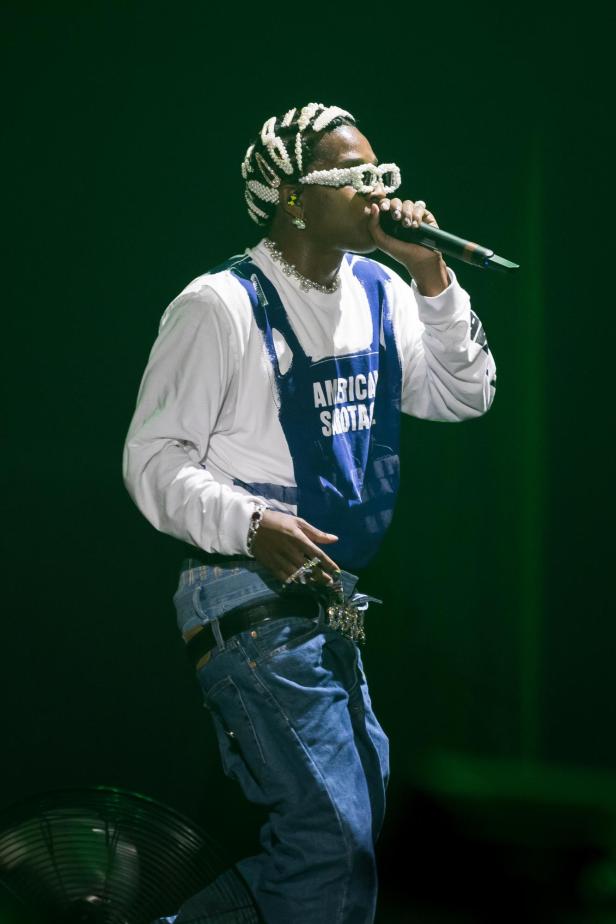 Rapper A$AP Rocky bei Rolling Hard Miami auf der Bühne, perlenbesetzte Haarspangen und dazu passende Brille