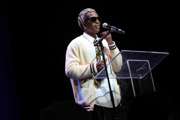 A$AP Rocky bei der 16th Harlem's Fashion Row auf der Bühne, trägt Haarspangen und passende Ohrringe