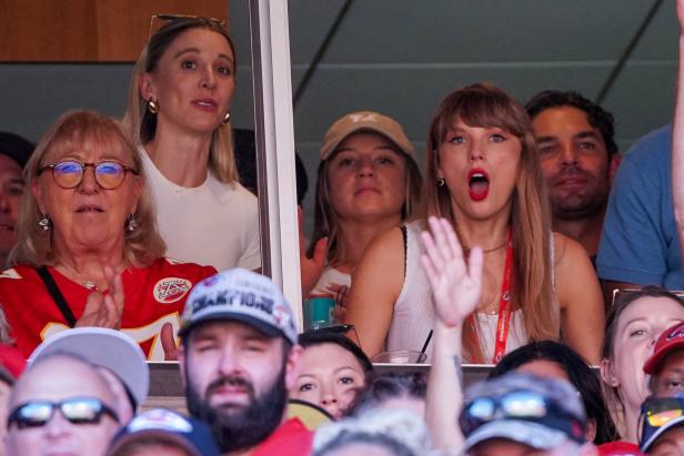 Taylor Swift neben Donna Kelce bei den Chicago Bears gegen die Kansas City Chiefs