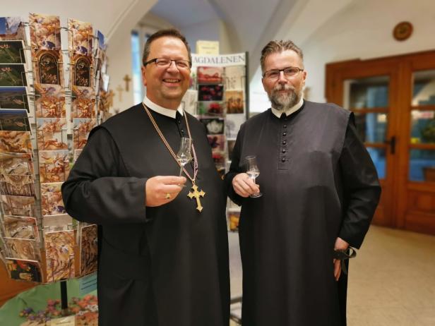 Abt Thomas (links) und Pater Michael begrüßen Gäste in Altenburg.