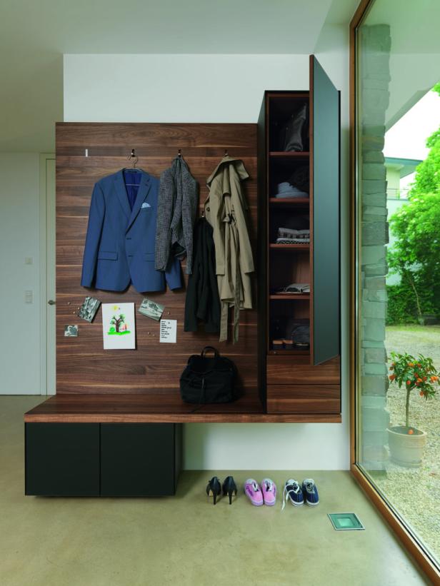 Garderobe Ordnung mit Jacken und Schuhen