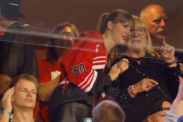 Taylor Swift und die Mutter von Travis Kelce, Donna Kelce