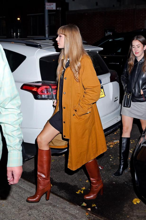 Taylor Swift street style mit braunen Boots