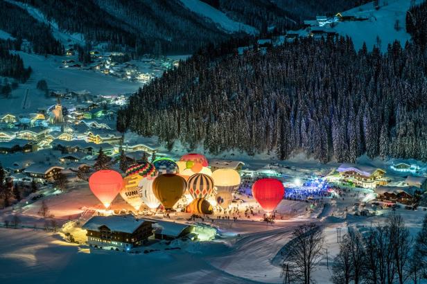 Heißluftballone in der Nacht, Heißluftballonfestival Filzmoos "Nacht der Ballone"