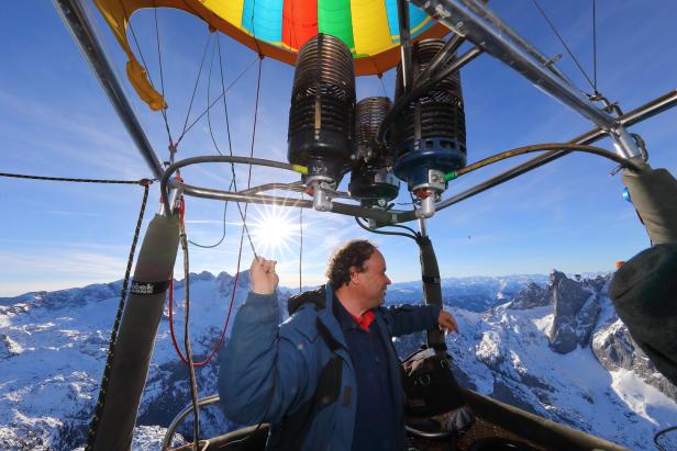 Ballonfahrer Flaggl im heißluftballon, Winterlandschaft über Filzmoos