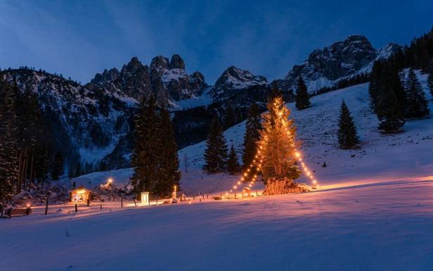 Winterwanderweg, Weihnachtsidylle im Schnee in Filzmoos, beleuchteter Weihnachtsbaum