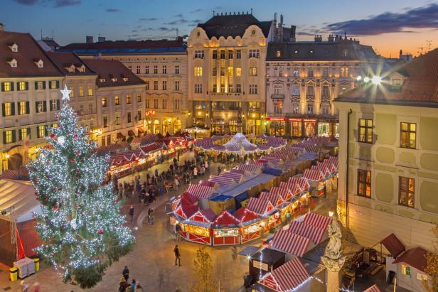 Der Weihnachtsmarkt auf dem zentralen Platz in der Altstadt von Bratislava