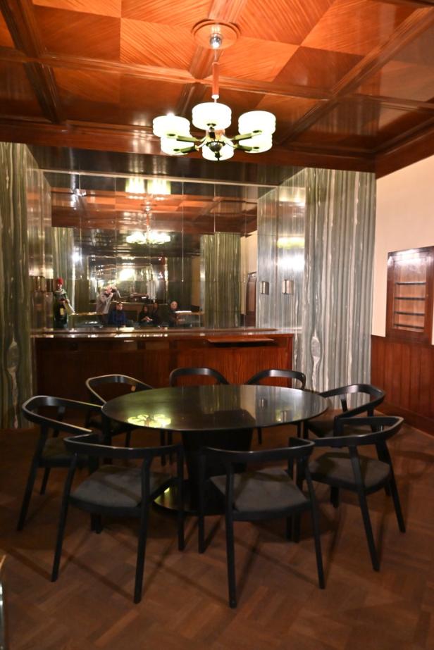 Wohnzimmer, Tisch, gestaltet von Adolf Loos in Pilsen