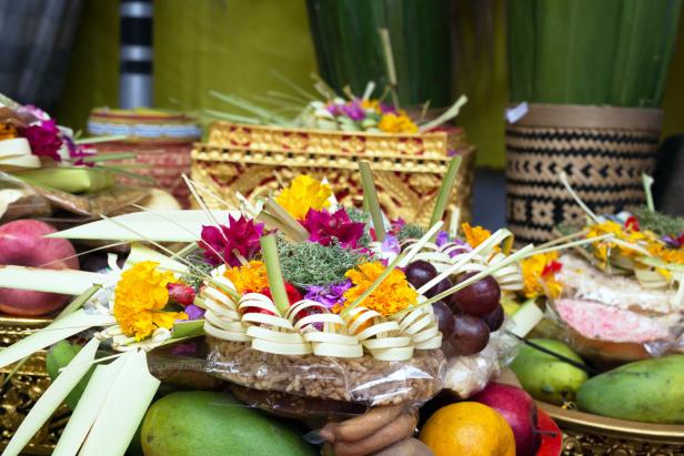 Körbe mit Blumen, Obst, Nüssen, Schmuck