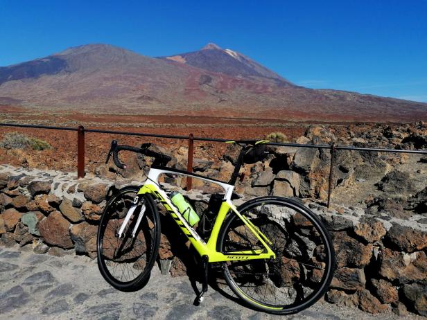 Fahrrad vor Bergkulisse auf Teneriffa