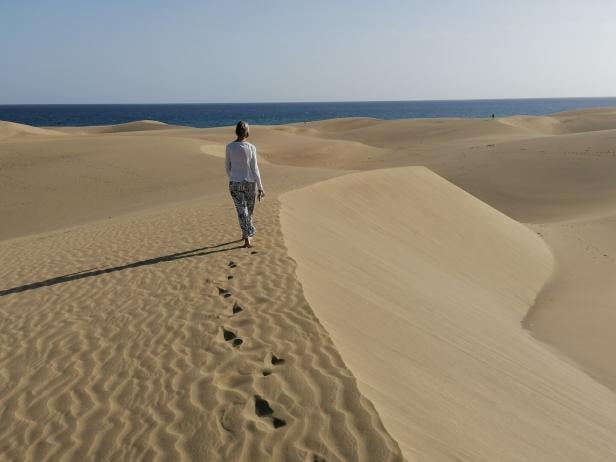 Frau geht auf Dünen von Maspalomas