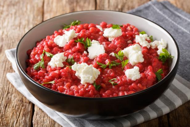 Rote Rüben Orzotto mit Feta in einer Schüssel