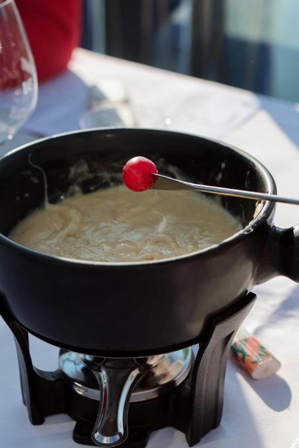 Obst mit Käsefondue schmeckt besonders gut