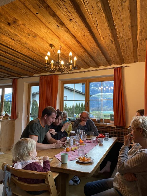 Familie am indoor am Tisch, Holzhaus, Vorhänge