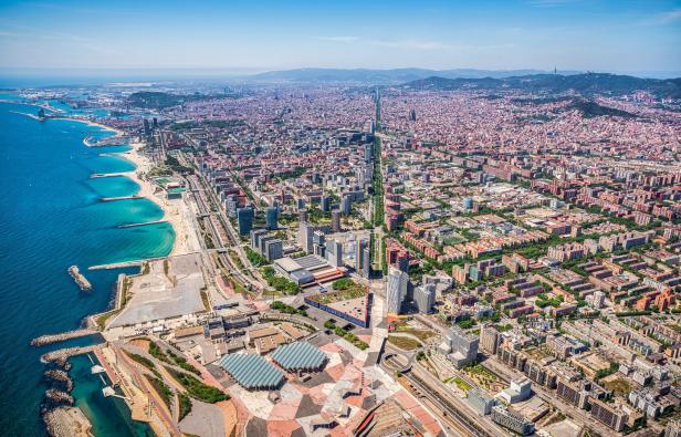 Blick von oben auf Barcelonas Küste