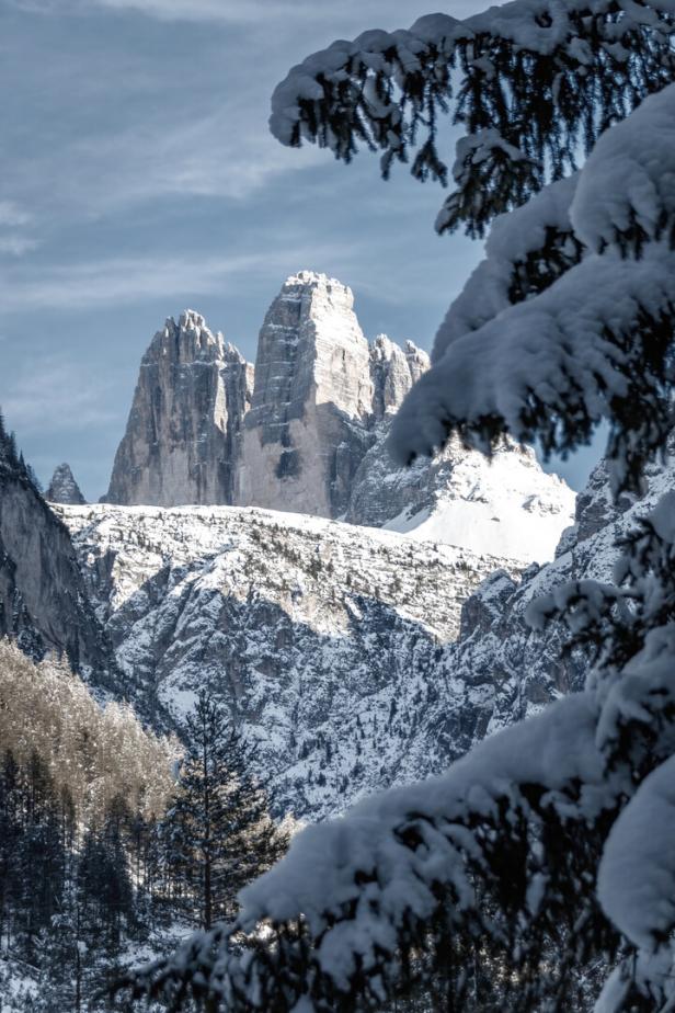 Blick auf die 3 Zinnen in den Dolomiten, Südtirol, Italien, Schneelandschaft, Berge