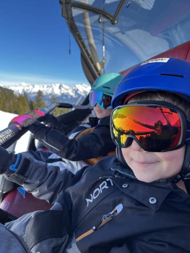 Kinder mit Skibrille am Sessellift, Schmittenhöhe Zell am See