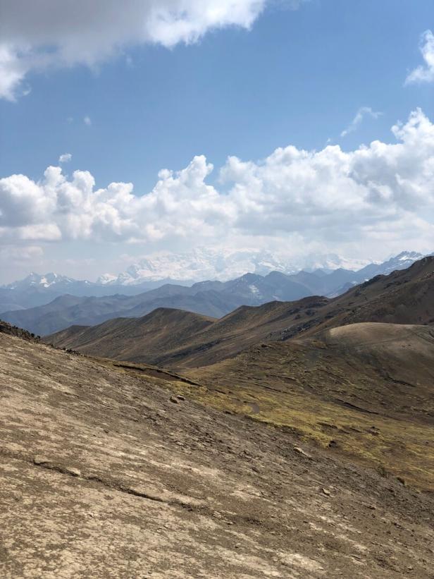 Im Hintergrund: Der schneebedeckte Ausangate, mit über 6.300 Metern der fünfthöchste Berg Perus.