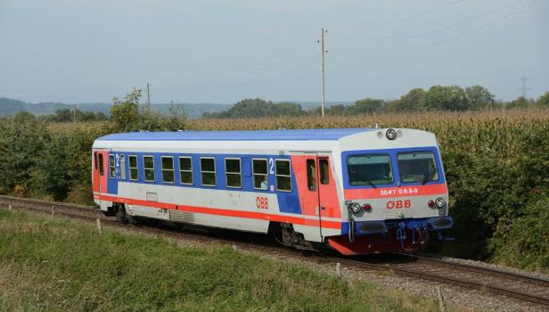 ÖBB alte Zuggarnitur, fährt an Feldern im Waldviertel vorbei