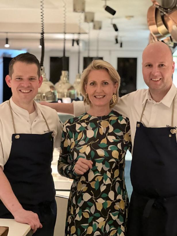 Marinta Hohenlohe mit Max Natmessnig (l.) und Marco Prins (r.) im Chef’s Table at Brooklyn Fare