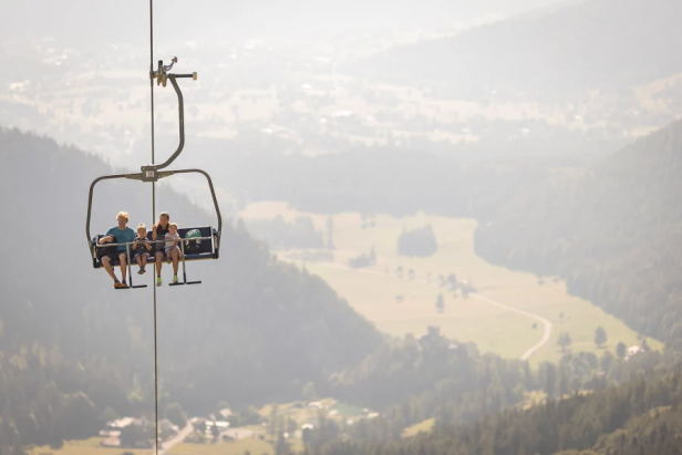 Familie auf Sessellift