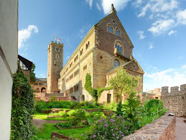 Burg mit Burgmauer und grünem Innenhof