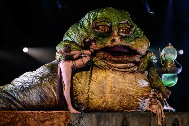 Eine Frau in Ketten und Bikini küsst ein grünes schwabbeliges Monster: Eine Tänzerin tritt in "The Empire Strips Back" auf, einer burlesken Parodie auf Star Wars im Marie-Bell-Theater im Zentrum von Paris am 22. Oktober 2023. 