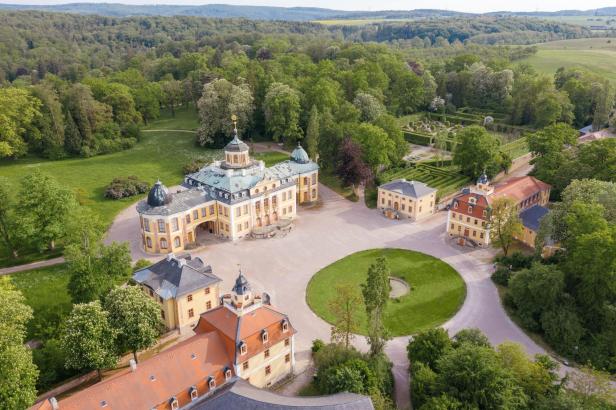 Barockschloss umgeben von grüner Parkanlage