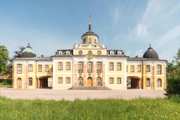 Barockschloss von vorne mit blauem Himmel