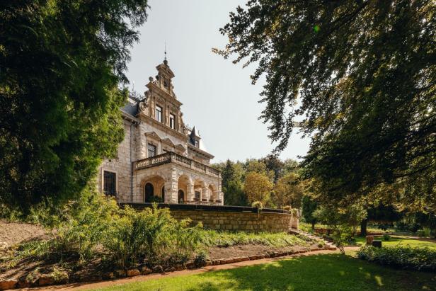 Schloss in grünem Garten