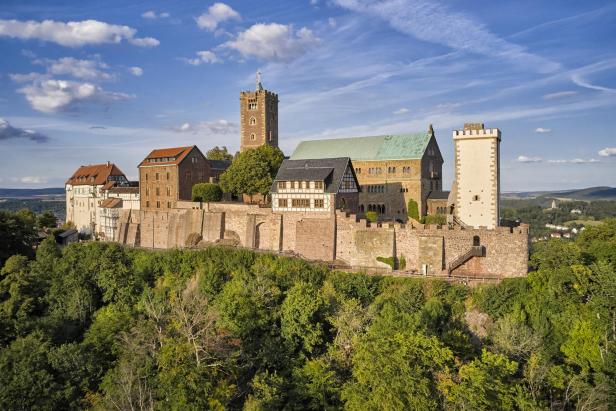 Mittelalterliche Burg thront majestätisch auf Hügel