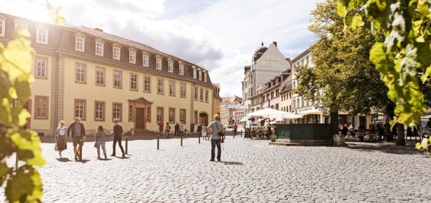 Altstadt mit Kopfsteinpflaster bei Sonnenschein