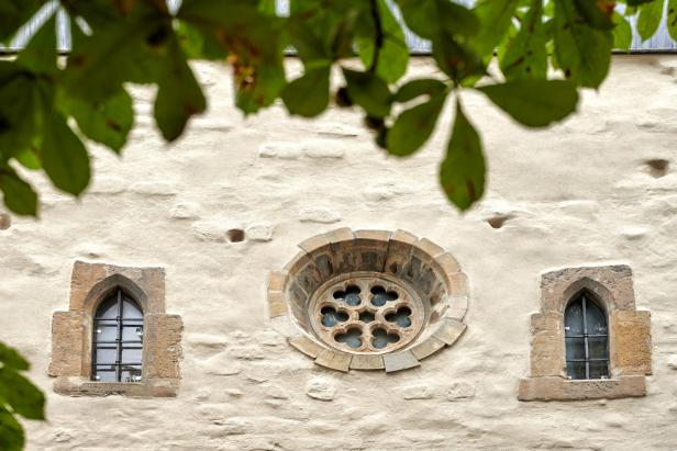 Außenansicht der Alten Synagoge in Erfurt, Rosettenfenster 