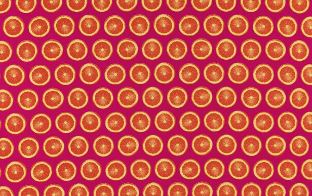 Orangenscheiben auf einem dunkelroten Hintergrund: Knalliger  Einrichtungsstoff „Oranges“, ein Flachsiebdruck auf Baumwollgewebe aus Schweden: Rydboholms Textil, Design von Carina Hägg, 1999