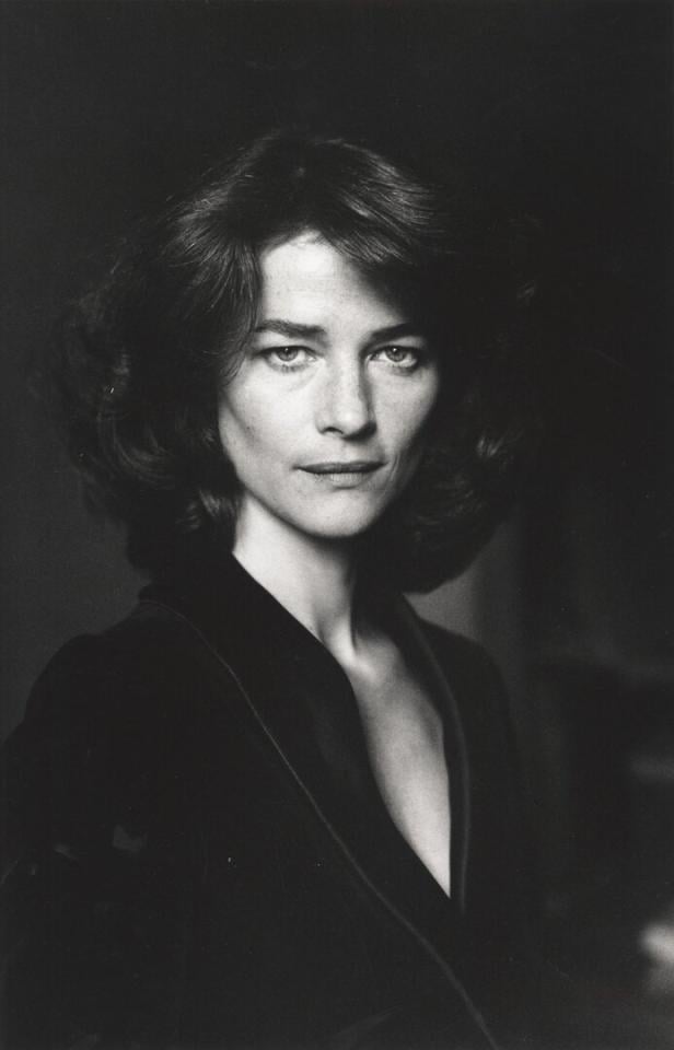 Charlotte Rampling mit schwarzem Sakko und dunklen Haaren sieht auf diesem Porträtbild ernst aus