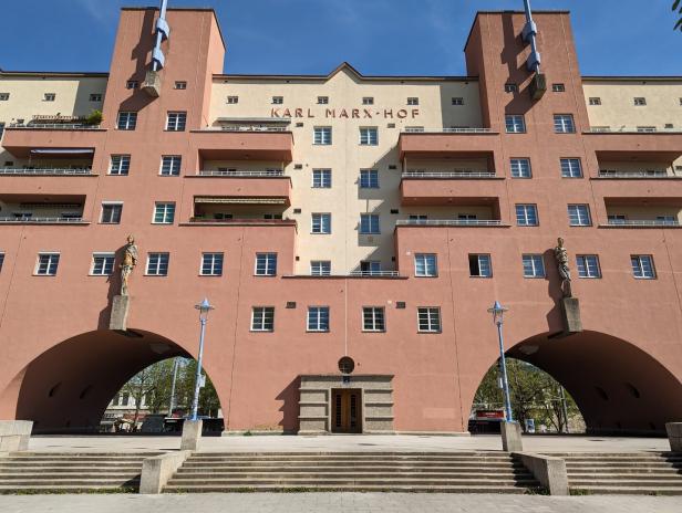 Der Karl-Marx-Hof präsentiert sich mit Bögen, Statuen und seiner markanten Fassade.