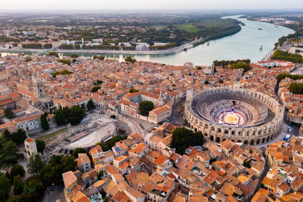 Luftaufnahme Stadt Arles in Südfrankreich